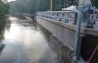 Das Foto zeigt den Horizontalrechen der Wasserkraftanlage Philippsthal.